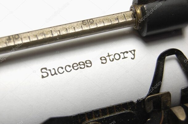 Cliente soddisfatto che confronta vecchi appunti su carta con un software Lotto sul laptop