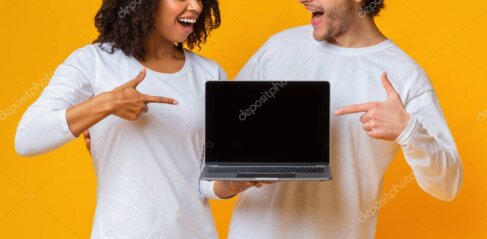 Fondatore di Previsioni Vincenti al computer mentre sviluppa un software per il Lotto