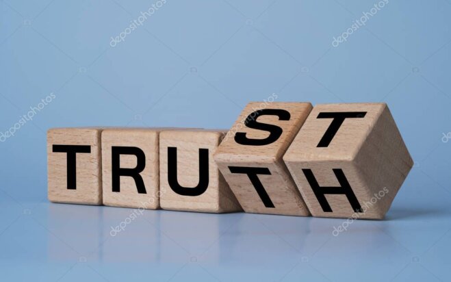 Stretta di mano tra consulente e cliente a rappresentare fiducia e collaborazione